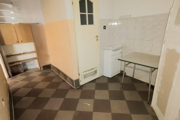 kielecki, Morawica, Brzeziny, Chęcińska, Budynek usługowo-handlowy z funkcją handlową &ndash; Brzeziny, gm. Morawica