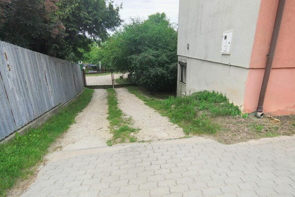 kielecki, Morawica, Brzeziny, Chęcińska, Budynek usługowo-handlowy z funkcją handlową &ndash; Brzeziny, gm. Morawica