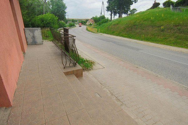 kielecki, Morawica, Brzeziny, Chęcińska, Budynek usługowo-handlowy z funkcją handlową &ndash; Brzeziny, gm. Morawica